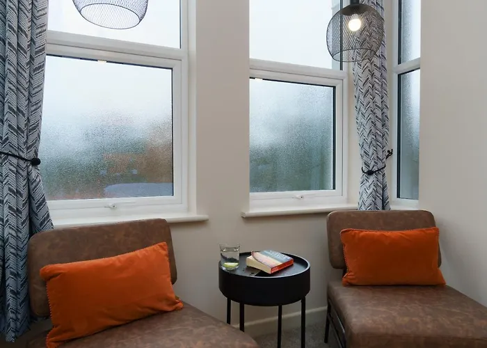 Apartment Three - Free Private Car Park - Sleeps 6 - 3 Shower Rooms - By Ocean City Retreats